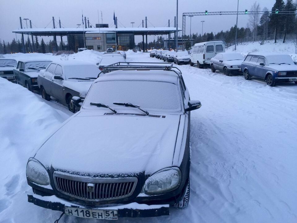 Old Volgas and Ladas are occupying the parking lots at Salla border checkpoint. Photo: Tapani Leisti / YLE