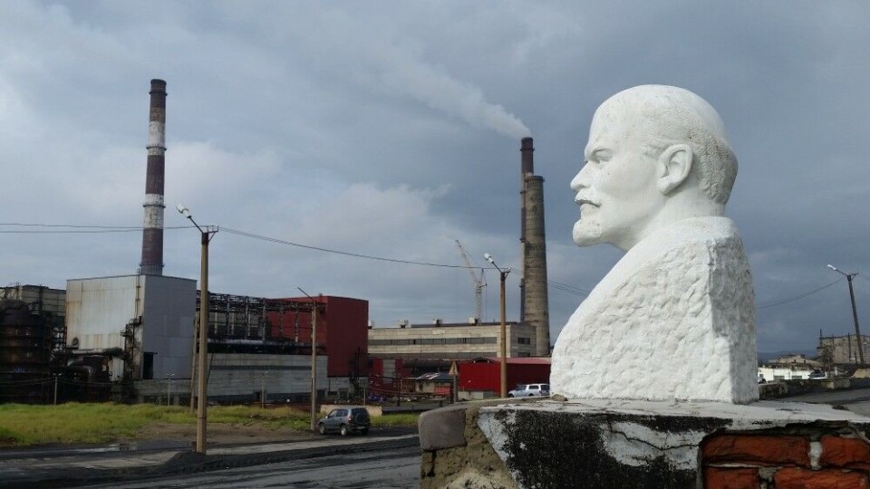Newly white-painted Lenin in front of the smelter in Nikel. Photo: Thomas Nilsen
