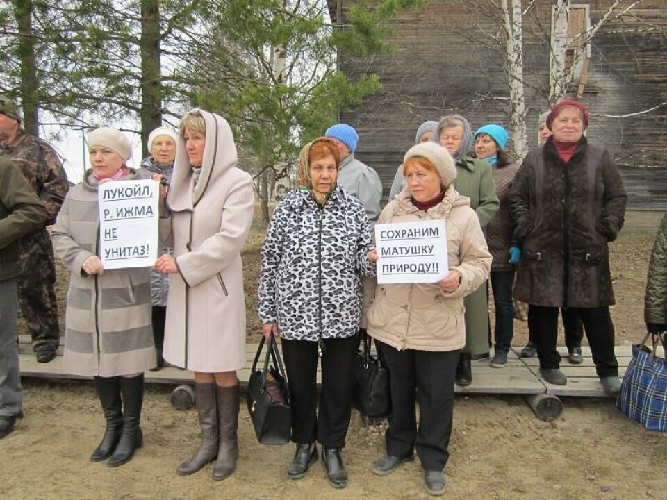 “Lukoil, Izhma River is not a toilet,” reads the sign to the left. Photo: Committee Save the Pechora.