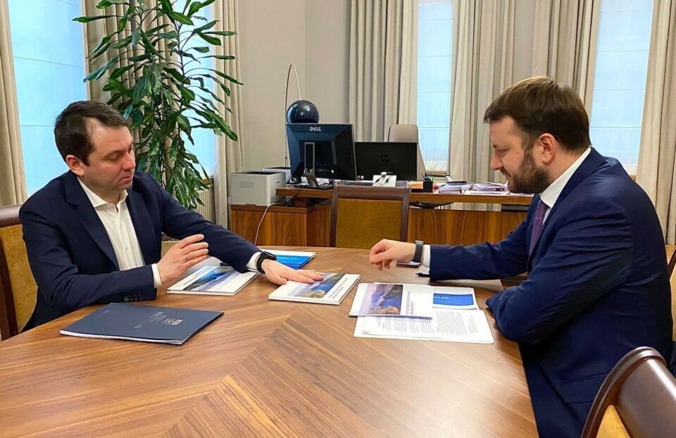 Governor Andrei Chibis presents the Liinakhamari Port project to Presidential Adviser Maksim Oreshkin. Photo: Gov-murman.ru