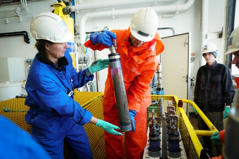 Sediments are collected from near the submarine wreak. Photo: Stine Hommedal / Institute of Marine Research