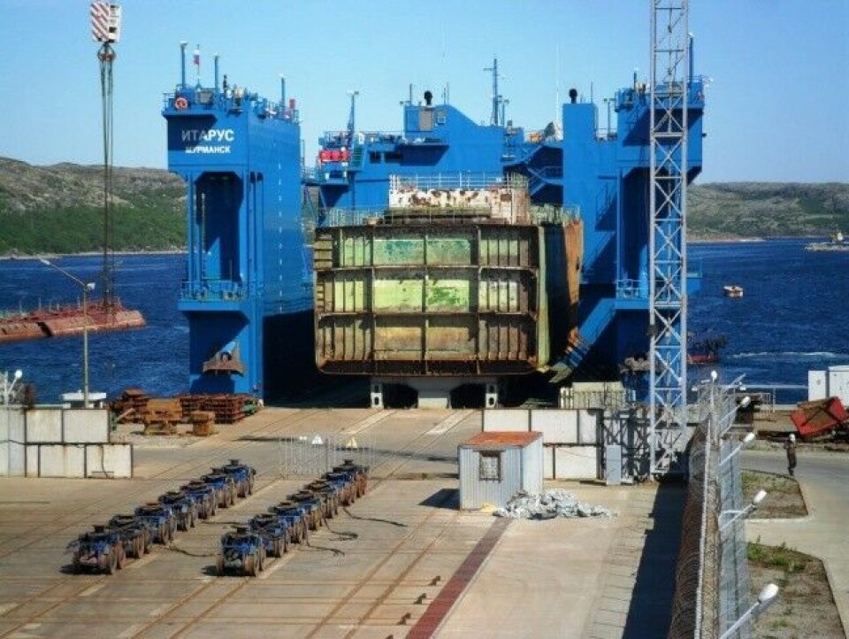 The floating dock 'Itarus' arrives at Saida Bay with the radioactive contaminated hull of storage barge PM-124 from Severodvinsk. Photo: Nuclear-Submarine-Decommissioning.ru