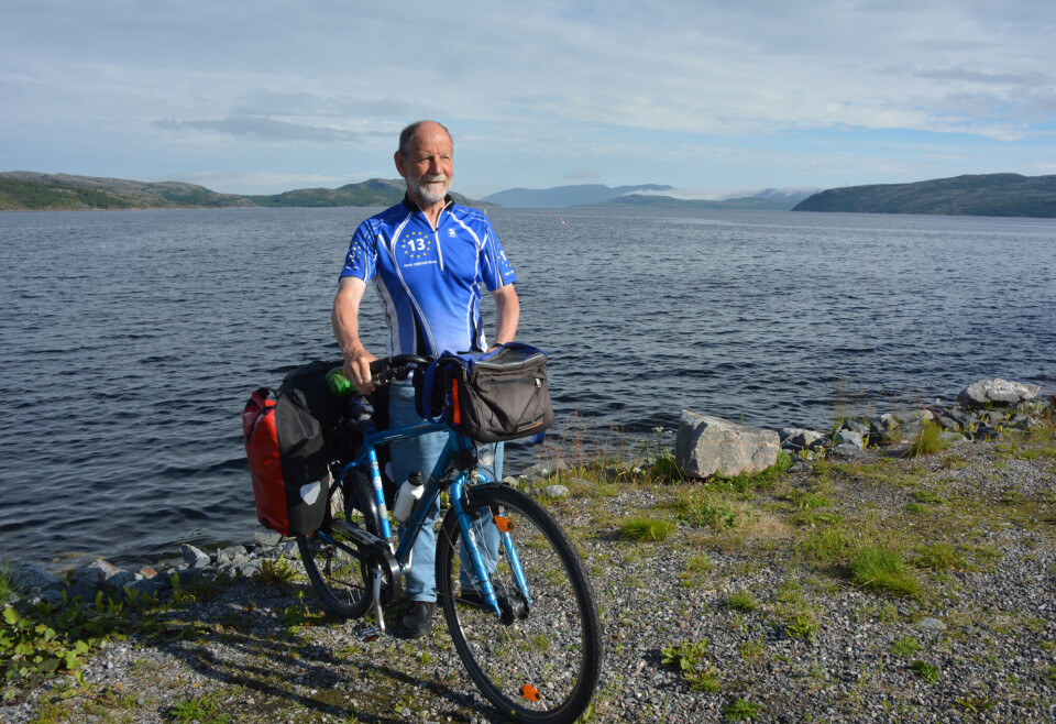 MEP Michael Cramer reaches the Barents Sea coast with his bike. Photo: Atle Staalesen