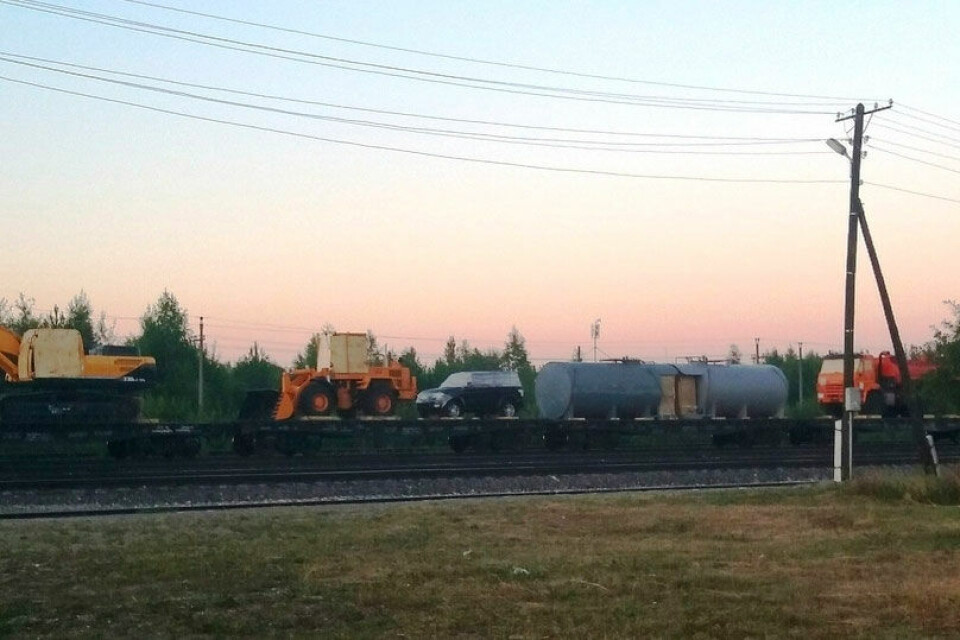 Construction equipment on its way to site. Photo: Aleksandr Kravets, Novaya Gazeta