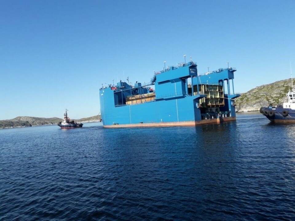 Floating dock “Itarus” being towed with PM-128. Photo: Nuclear-Submarine-Decommissioning.ru
