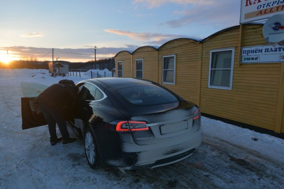 Tesla electric car at Titovka road café, halfway on the E105 Highway between Murmansk and the Norwegian border. This photo is from a drive a few years ago. Photo: Thomas Nilsen