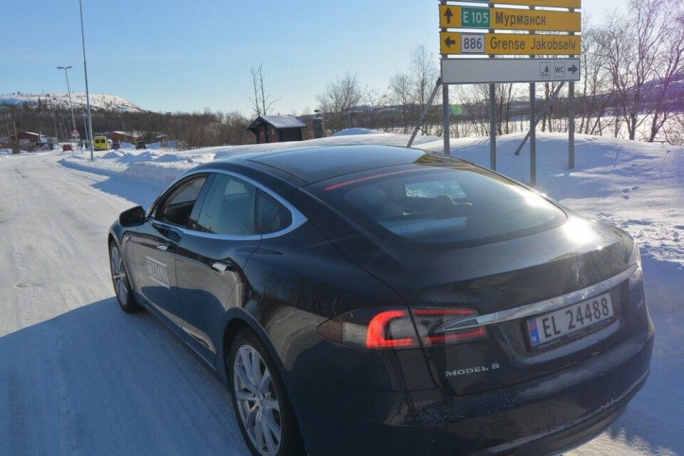 Tesla Model S electric car is very popular in Norway. Here at the border to Russia in the north. Photo: Thomas Nilsen