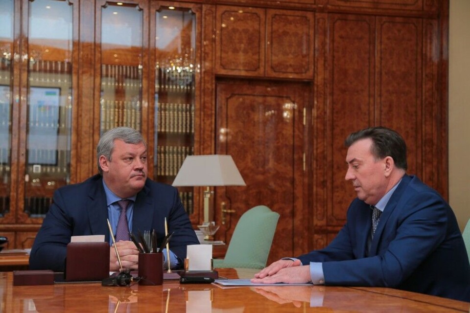 Komi leader Sergey Gaplikov meets with Lukoil Vice President Aleksandr Leyfrid. Photo: rkomi.ru