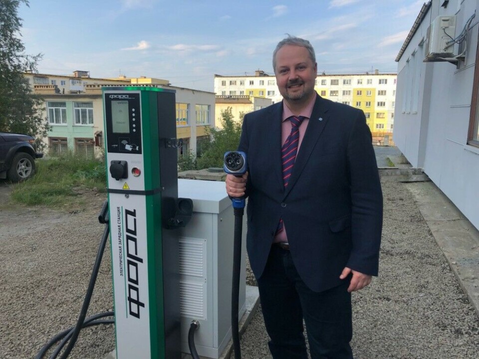 Deputy General Director of Kola GMK, Maksim Ivanov, at the EV fast-charger now available in Zapolyarny. Photo: Anna Kireeva