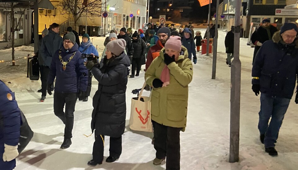 Elizaveta Vereykina filming and interviewing Kirkenes Mayor Magnus Mæland during a memorial march honoring Navalny on Friday. Photo: Thomas Nilsen
