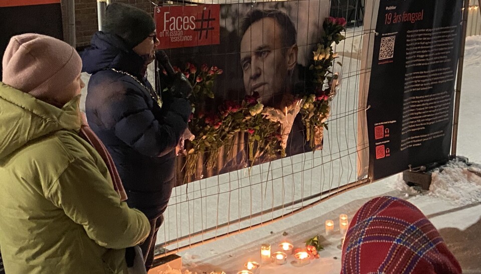 With candles, flowers and portraits, people in the Norwegian border town Kirkenes pay respect to Russia’s Aleksei Navalny Friday evening. “In Sør-Varanger we will always stay strong with those who dare to speak out,” said Mayor Magnus Mæland in his speech. Photo: Thomas Nilsen
