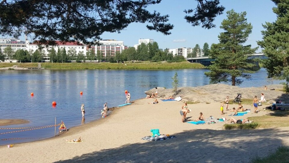Warm summer day on the beach by Kemijoki river in Rovaniemi. Photo: Thomas Nilsen