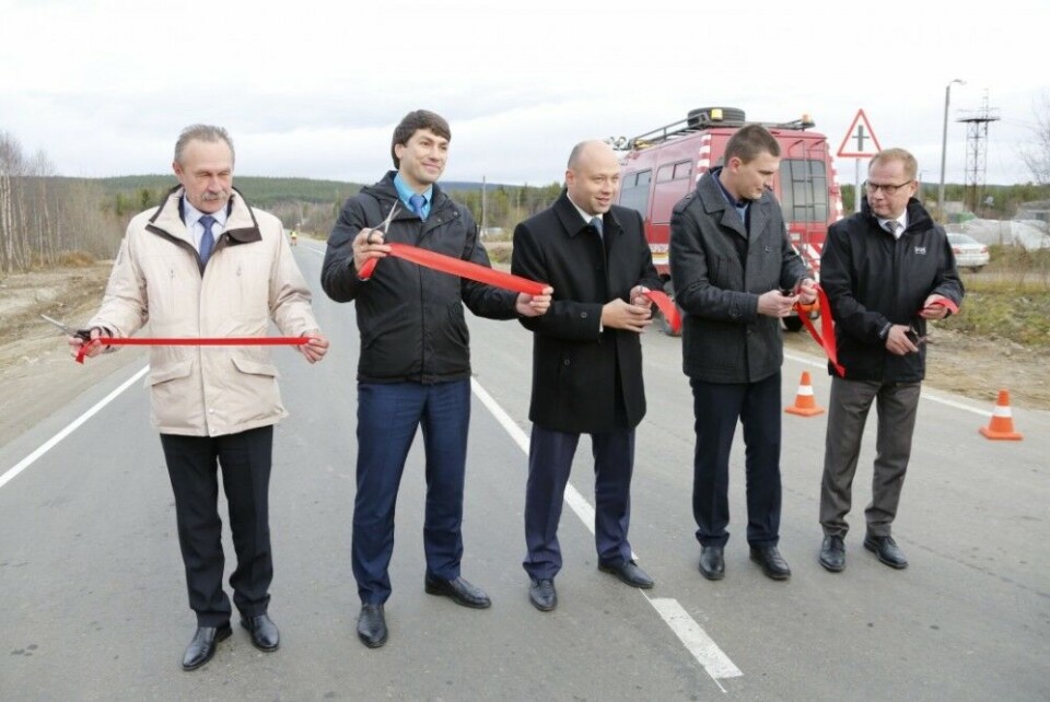 Regional transport minister Dmitry Sosnin (center) officially opens the upgraded Murmansk-Finland connection. Photo: gov-murman.ru