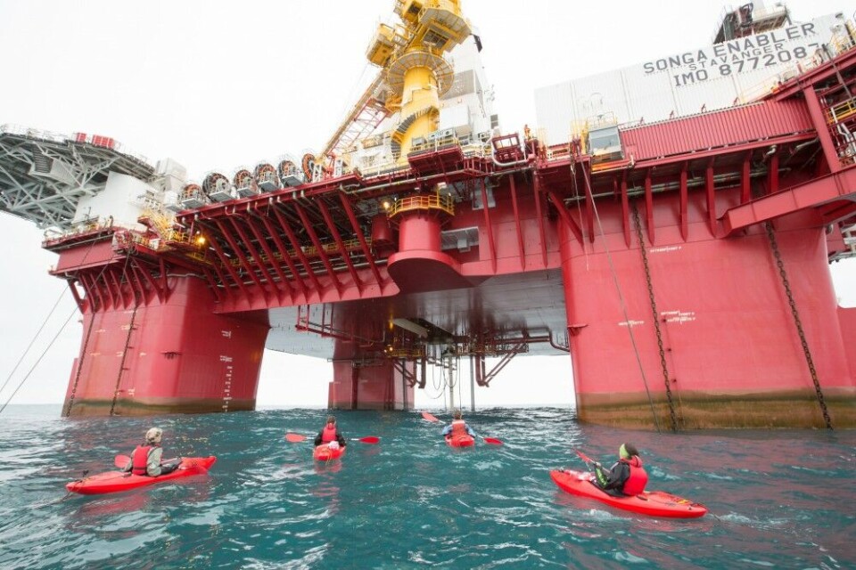 Four of the Greenpeace protesters went very near the drilling rig with kayaks. Photo: Greenpeace
