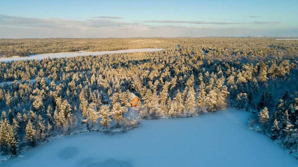 Heini Wesslin’s home is situated right on Lake Sevettijärvi. Photo: Vesa Toppari / Yle