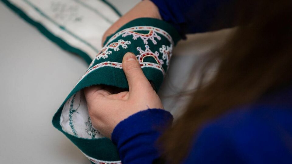 Many people know Heini Wesslin as a skilled craftmaker. Beadwork is an important part of Skolt Sámi culture. Photo: Vesa Toppari / Yle