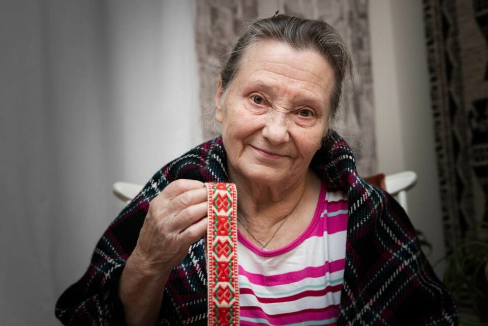 Rauni Mannermaa, who was evacuated at an early age, did not get to use or learn her native language at school, but sees things nevertheless positively. She would rather let bygones be bygones. She still has the first woven handicraft that she made with her mother. Photograph: Vesa Toppari / Yle