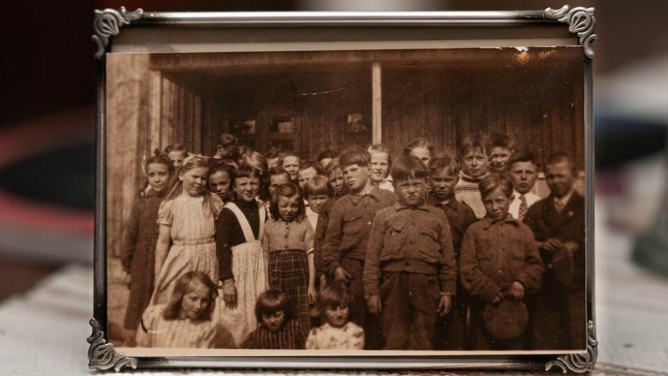 The schoolchildren of Nellim School. Rauni Mannermaa is on the right in the first row, in a white blouse. Photo: Vesa Toppari / Yle