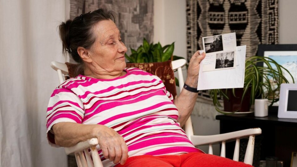 Rauni Mannermaa recently received a letter with old photos of her parents, and herself and her sisters as children. Photo: Vesa Toppari / Yle