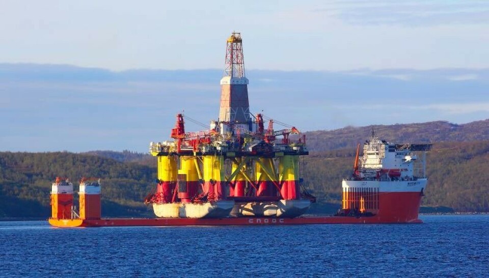 Drilling rig Nanhai-8 on heavy load carrier HAI YANG SHI YOU 278. Photo: Rosmorport.ru