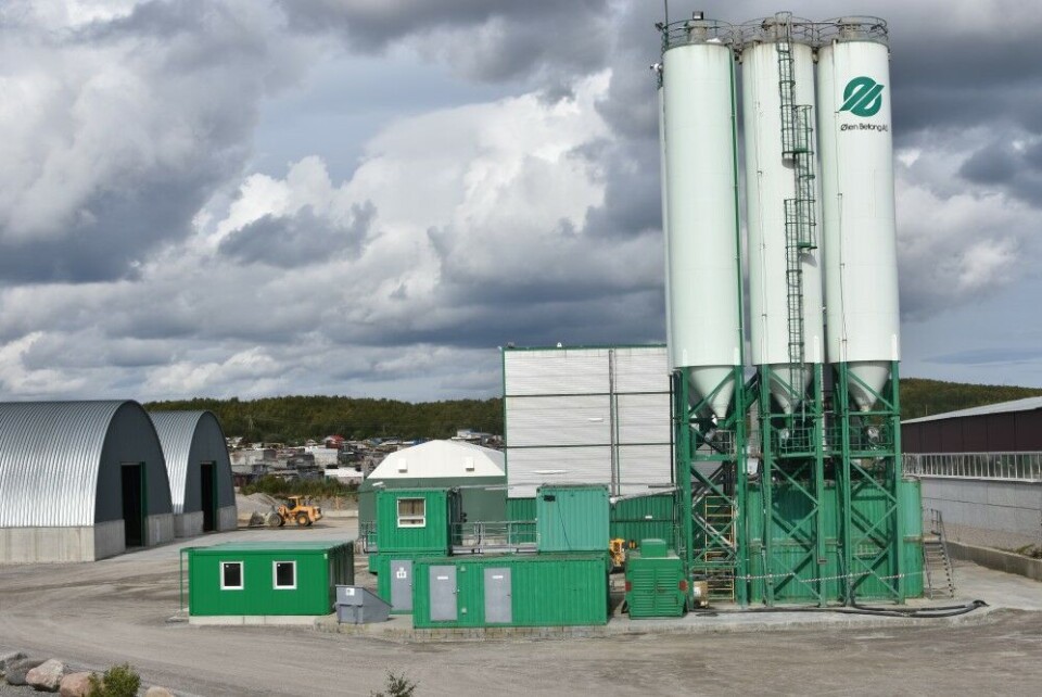 It is blue heaven behind the dark skies over Ølen Betong’s plant outside Murmansk. Photo: Thomas Nilsen