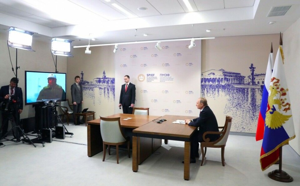 Vladimir Putin connects with Igor Sechin and the Laptev coast. Photo: Kremlin.ru
