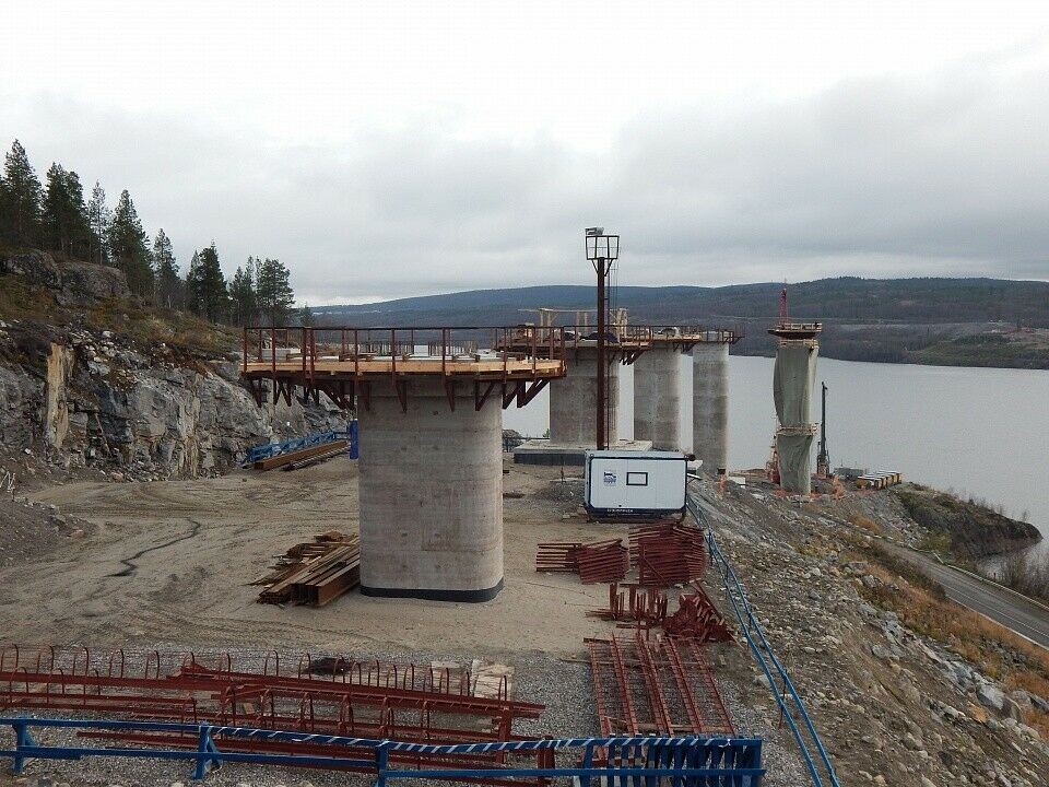 Construction work near Murmanshi south of Murmansk on the new bridge for the railway to be built on the west side of the Kola Bay. Photo: Severpost
