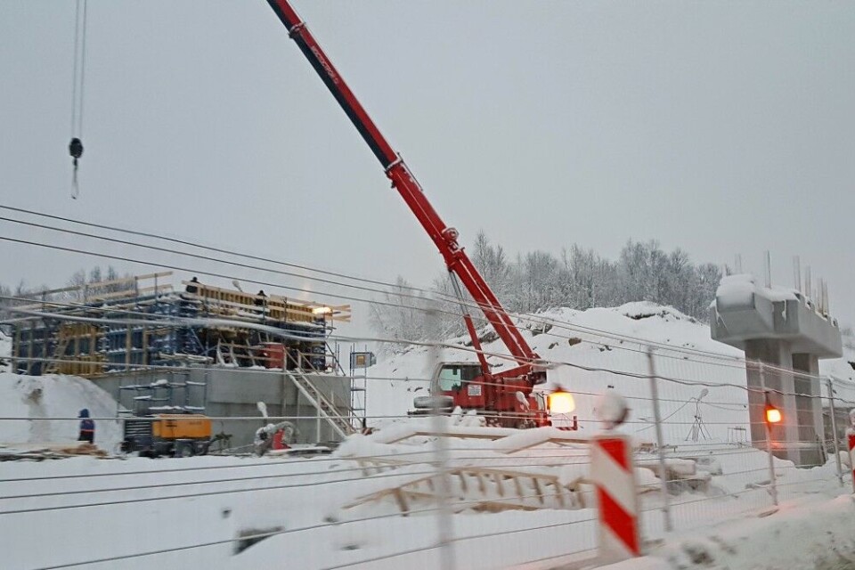 Construction of the new railway bridge over E105 at Lavna on the west side of the Kola Bay. Photo: Thomas Nilsen
