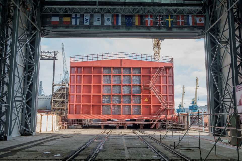 The compartment with spent nuclear fuel elements being taken into the shelter at Nerpa shipyard. Photo: Anna Kireeva / Bellona