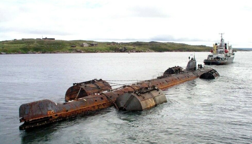 К-159 на выходе из бывшей военно-морской базы Гремиха. Через 36 часов 30 августа 2003 года она затонула в Баренцевом море. Фото: «Беллона»