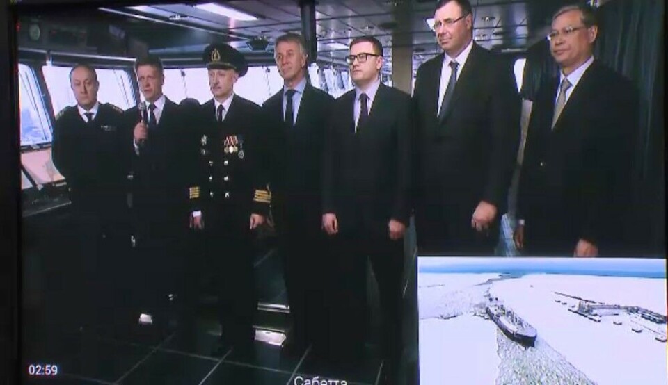 Taking with the President. Among them ship captain Sergey Zybko, Minister of Transport Sokolov and Novatek owner Mikhelson. Photo: screenshot from Kremlin.ru video.