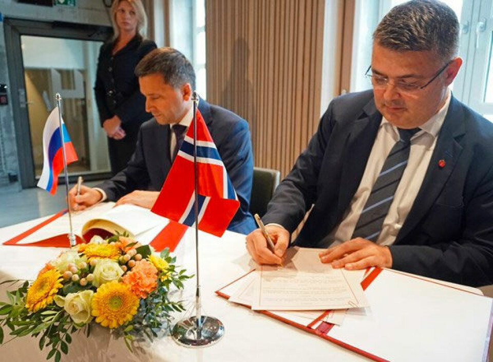 Dmitry Kobylkin and Kjell-Børge Freiberg sign agreement on cross-border seismic mapping. Photo: regjeringen.no