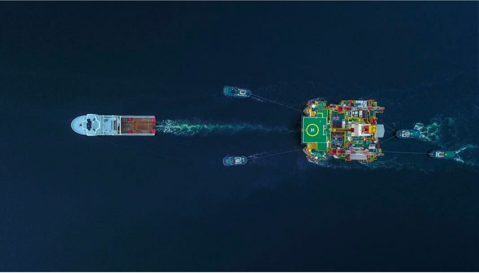 Chinese rig “Nanhai 8” towed by “Siem Emerald” out of the Kola Bay. Photo: Gazprom Geologorazvedka