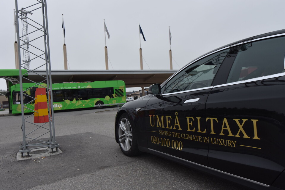 In Umeå, northern Sweden, you can chose to travel with electric airport express buss or take an electric taxi. Photo: Thomas Nilsen