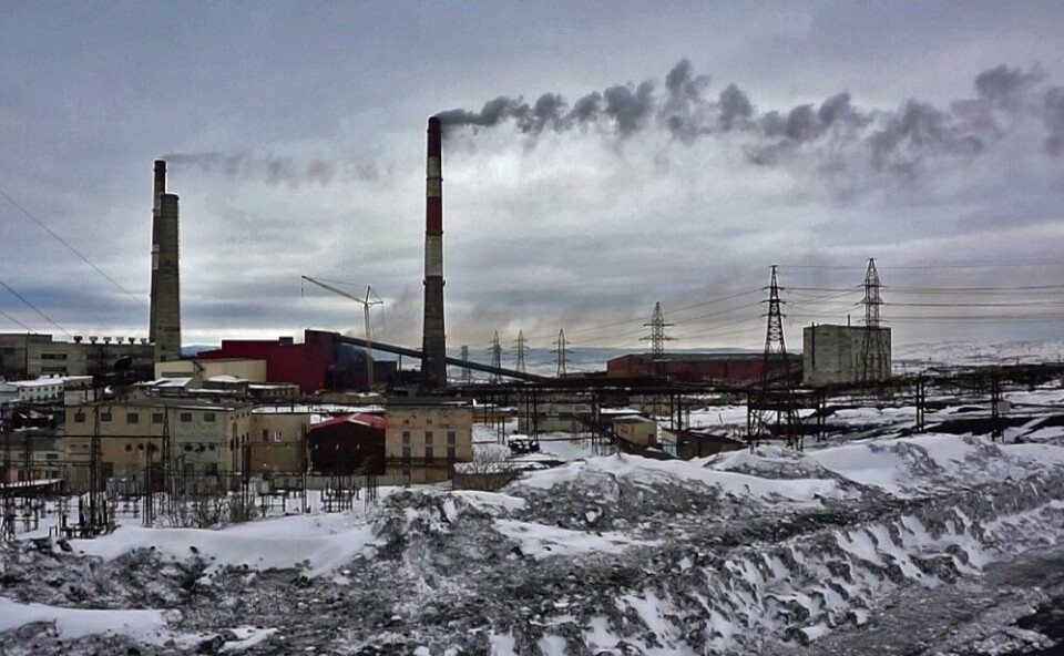 Black smoke blows towards Norway from the nickel smelter in the town also named Nikel. Photo: Thomas Nilsen