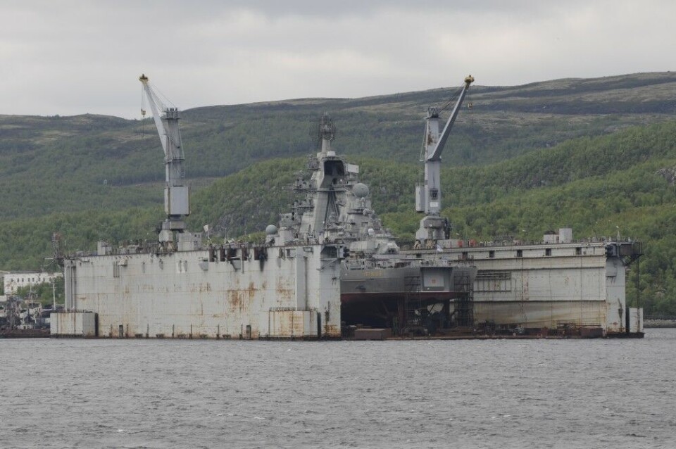 The floating dock at yard No. 82 in Roslyakovo a few years before it sank. Here with the nuclear-powered battle cruiser “Pyotr Velikiy”. Photo: Thomas Nilsen