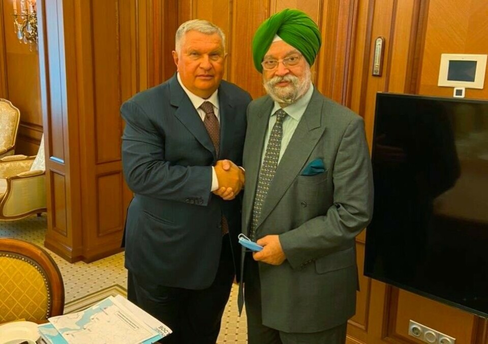 Indian minister for oil and gas Hardeep S Puri meets with Rosneft CEO Igor Sechin. Photo: @HardeepSPuri