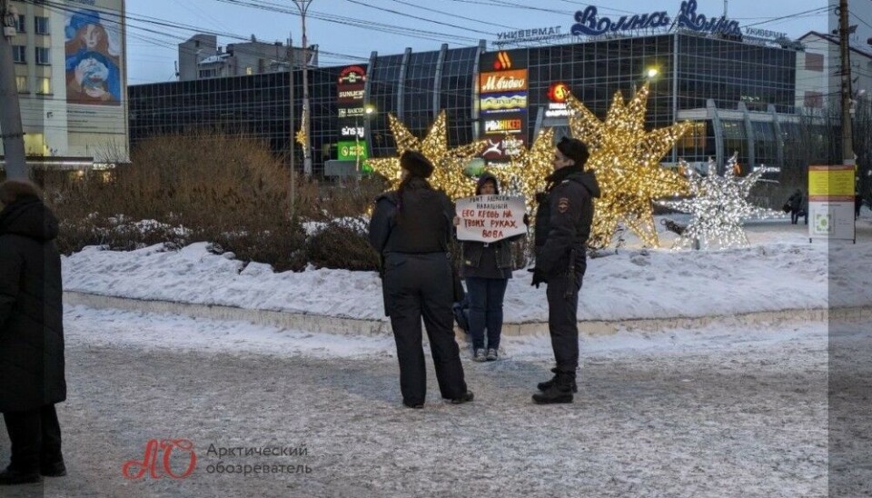 The one-person demonstration on the Five-corner Square downtown Murmansk was held on the day of Navalny’s death and was soon stopped by the police. Photo via Arctic Observer