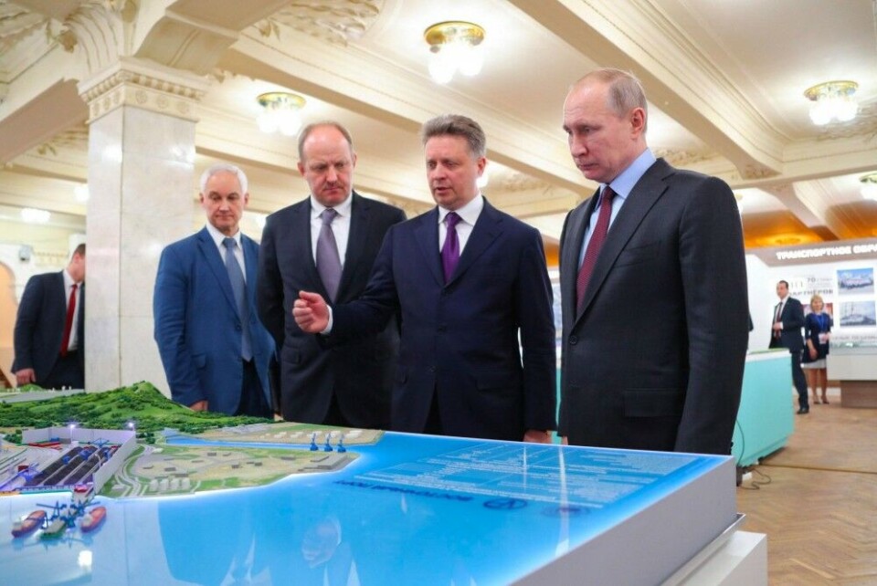 Vladimir takes look at the plans for the Lavna coal terminal project. Photo: gtlk.ru