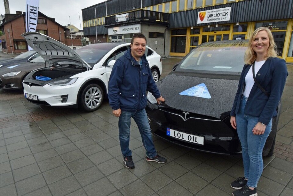 LOL OIL: Vlad Nikiforov with Bellona and Silje Wannebo with the Norwegian Electric Vehicle Association. Photo: Thomas Nilsen