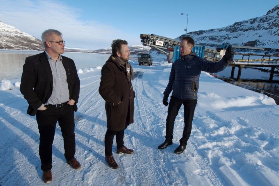 On the shores of Repparfjord last winter: Nussir CEO Øystein Rushfeldt (right) with minister of Trade and Industry Torbjørn Røe Isaksen and Kvalsund Mayor Terje Wikstrøm (left). Photo: Thomas Nilsen
