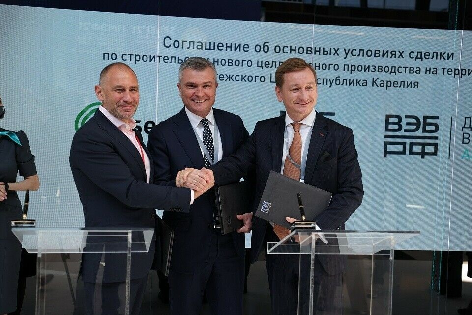 Михаил Шамолин, председатель совета директоров АО «Сегежа Запад» (Segezha Group, входит в АФК «Система»), Артем Довлатов, заместитель председателя ВЭБ.РФ – член правления, и Антон Перин, старший вице-президент ВЭБ.РФ, подписали соглашение о совместной реализации проекта строительства нового целлюлозно-бумажного комбината в Республике Карелия. Фото: Segezha Group