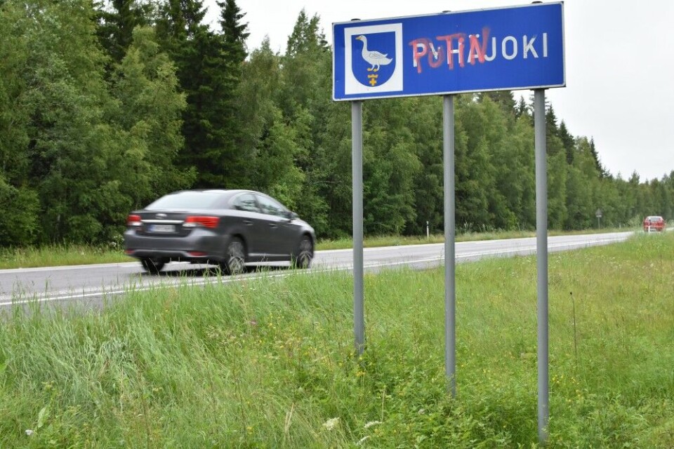 Controversial: “Putinjoki” painted over the road sign on entering Pyhäjoki municipality. Photo: Thomas Nilsen
