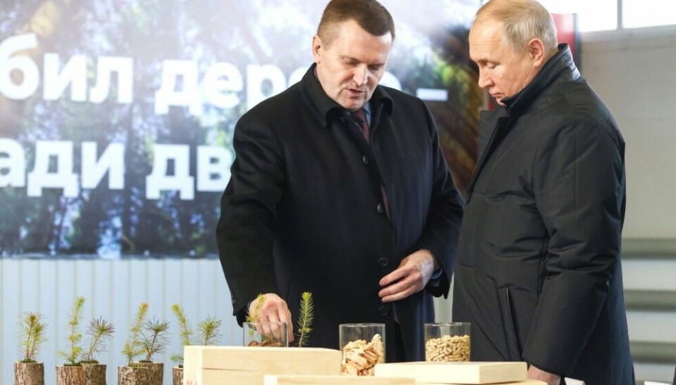 Forest processing oligarch Vladimir Butorin welcomes Vladimir Putin to his plant in Oktyabrsky, Arkhangelsk region. Photo: Kremlin