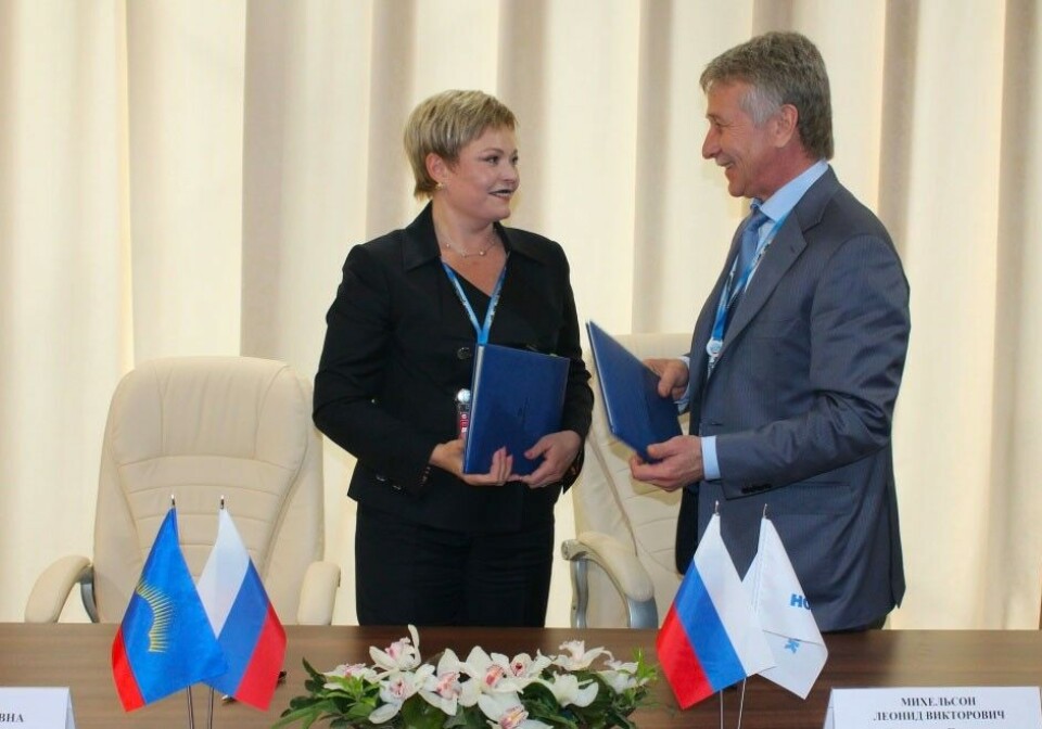 Murmansk Governor Marina Kovtun signs cooperation agreement with Novatek and its president Leonid Mikhelson in 2014. Photo: Gov-murman.ru