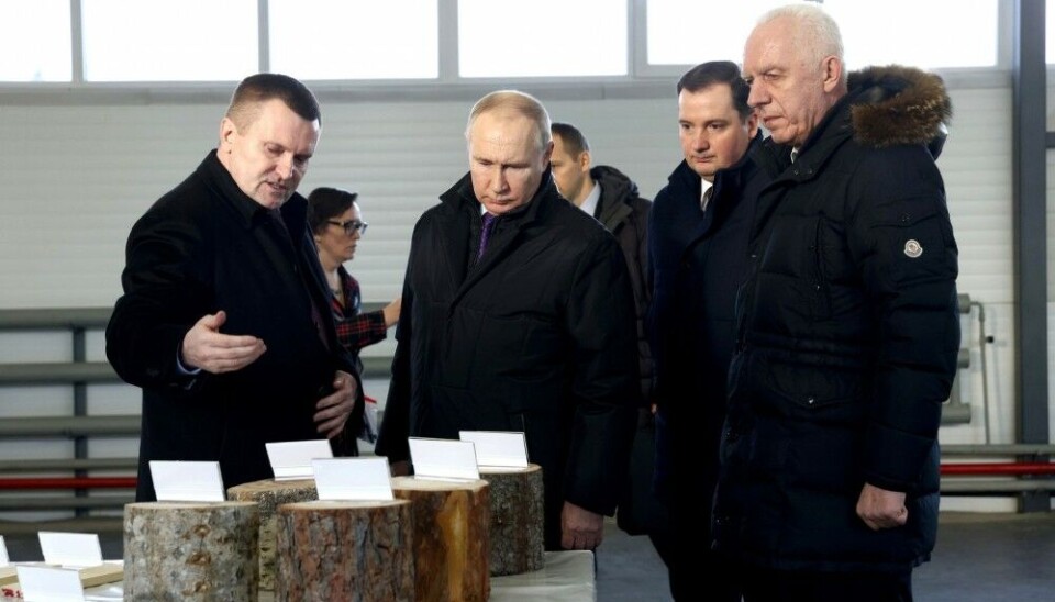 Vladimir Butorin shows Putin around together with Arkhangelsk Governor Aleksandr Tsybulsky and Head of the Northwest Russia federal district Aleksandr Gutsan. Photo: Kremlin