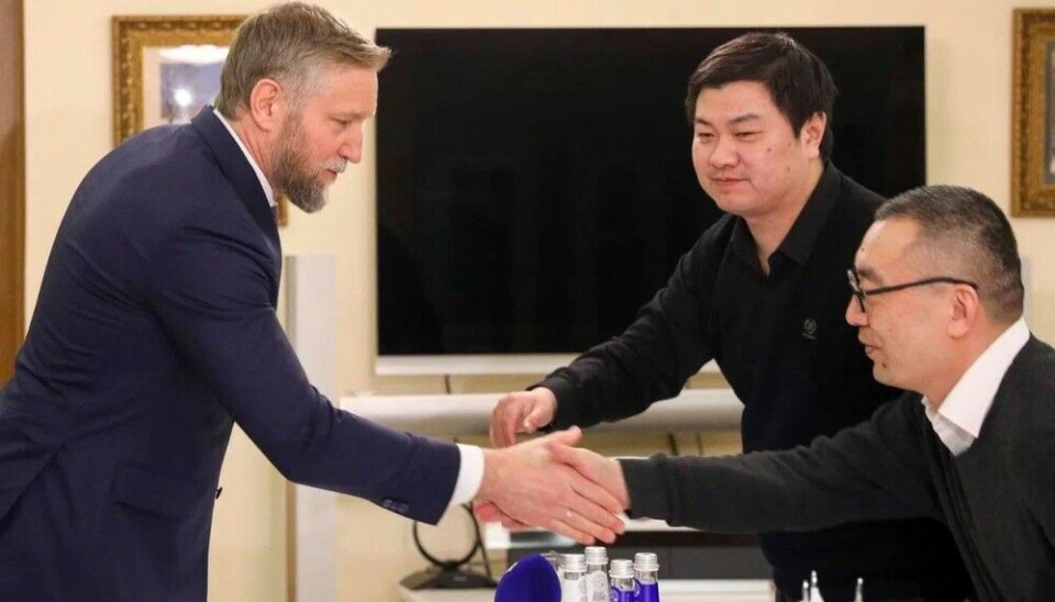 Nenets Governor Yuri Bezdudny greets Chinese businessmen. Photo: Nenets AO administration