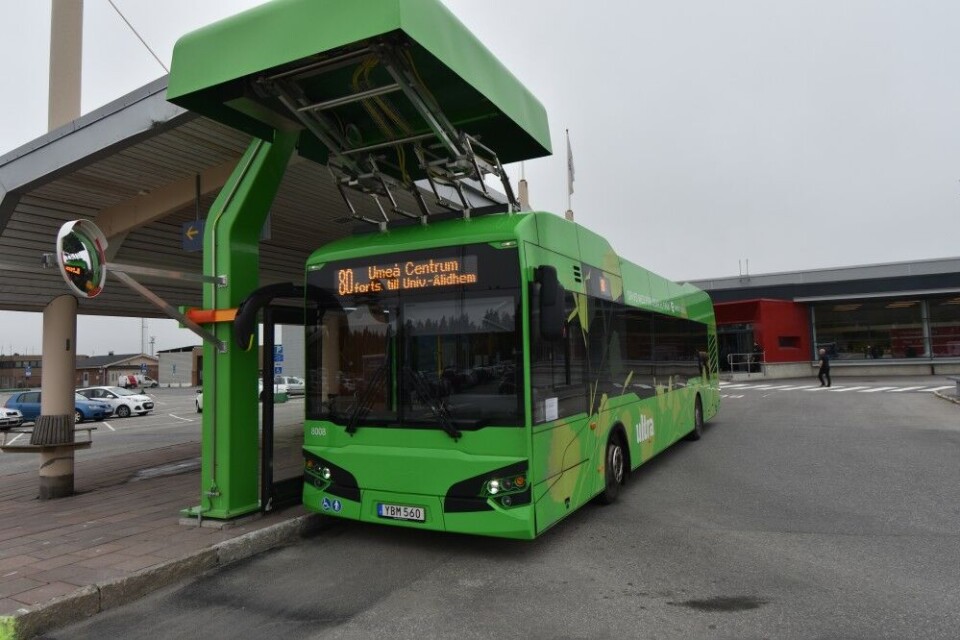 This bus in Umeå charges the batteries by lifting the plug-device from the roof and connect it with a charger at the end-stop. Photo: Thomas Nilsen
