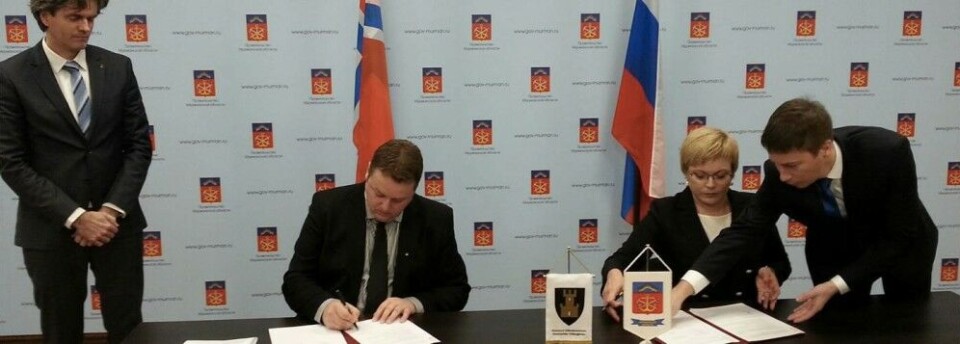 Finnmark county leader Runar Sjåstad signs regional cooperation agreement with Murmansk Governor Marina Kovtun. Photo: Markus Karlsen (ffk.no)