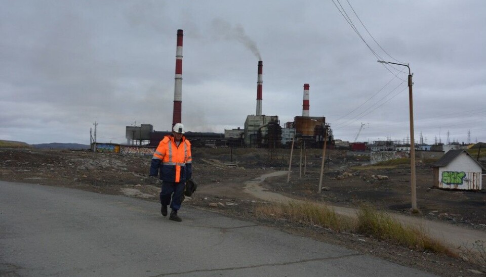 Worker in the Russian town of Nikel. Photo: Atle Staalesen